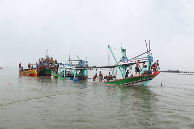 Dihantam Ombak, Kapal...