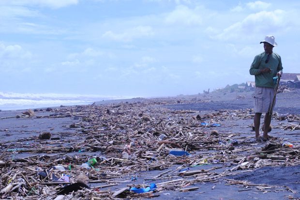 Sampah Tutupi Keindahan...