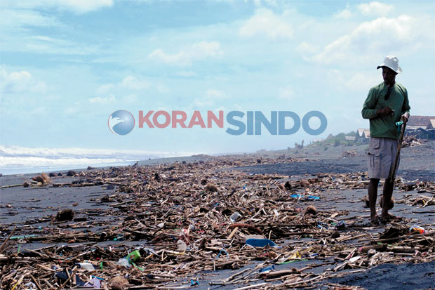 Sampah Penuhi Pantai...