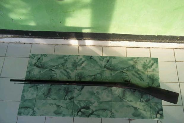 Miliki Senjata Api 16...