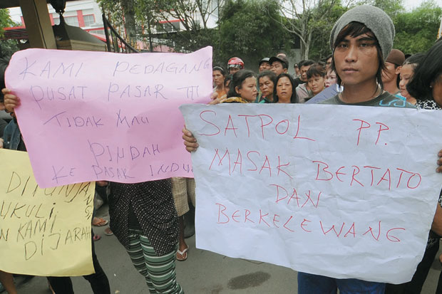 Ratusan Pedagang Serbu...