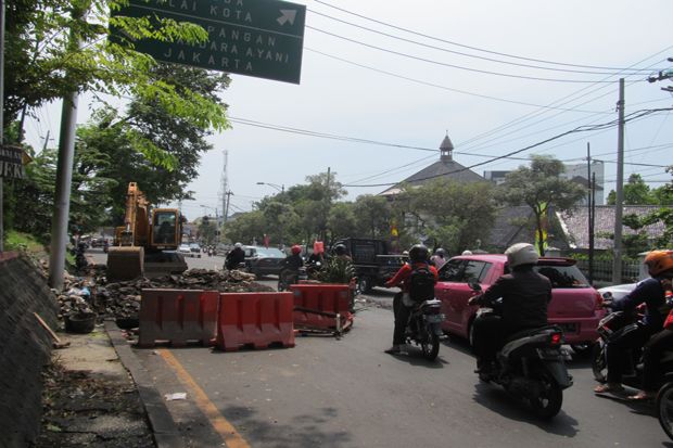 Diguyur Hujan Jalan...