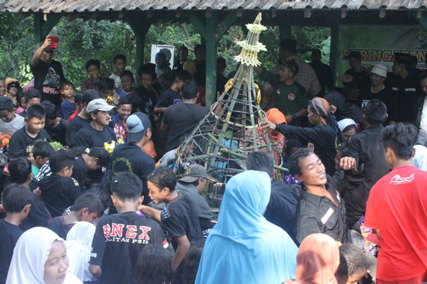 Warga Berebut Tumpeng...