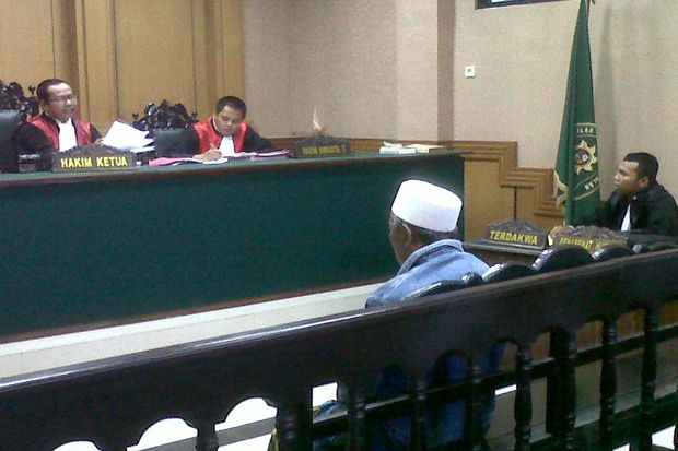 Curi Pohon, Kakek Buta...
