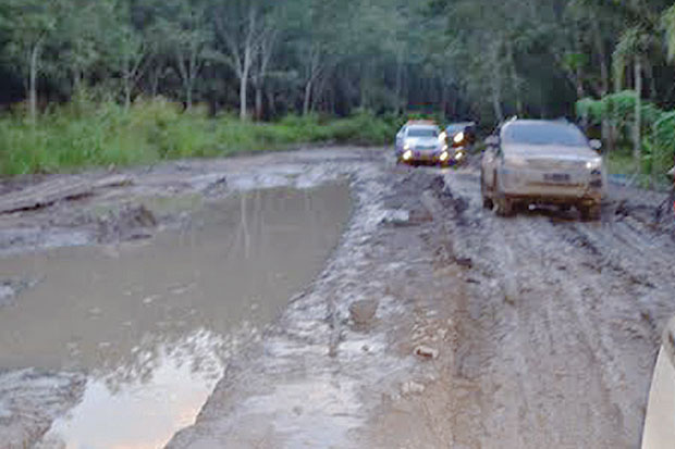 Jalan Poros Mengkhawatirkan