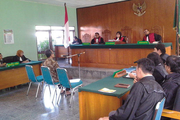 Segel Balai Desa, Dituntut...