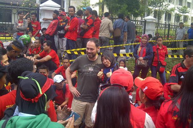 Massa Buruh Rebutan...