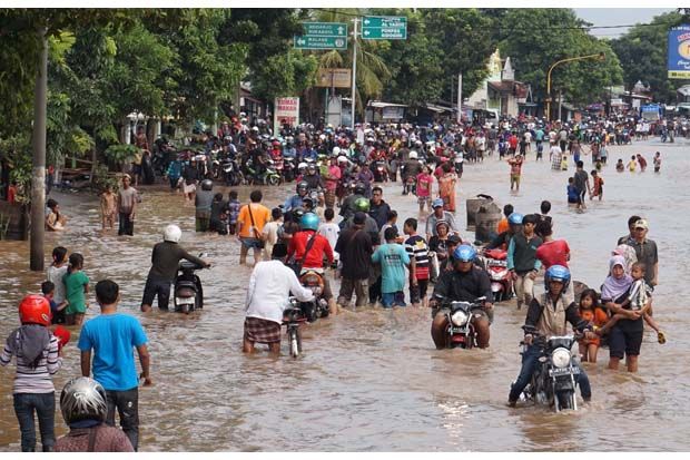 Banjir Lumpuhkan Jalur...