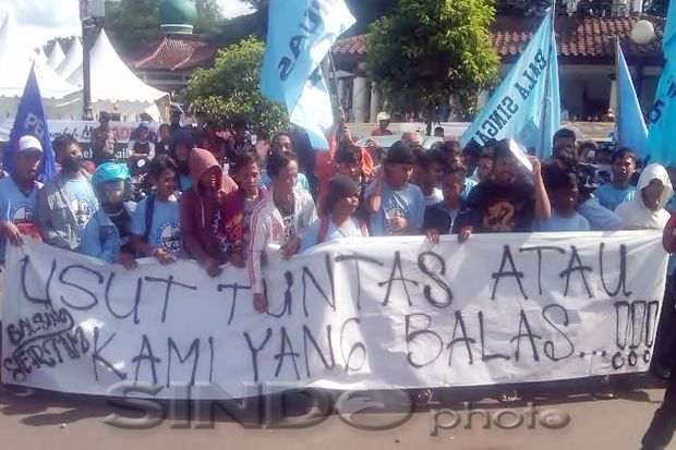 Suporter Gabungan Gelar...