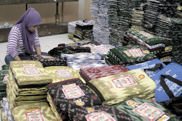 Produksi Sarung Tenun...