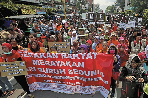 Buruh DIY Tuntut UMK...