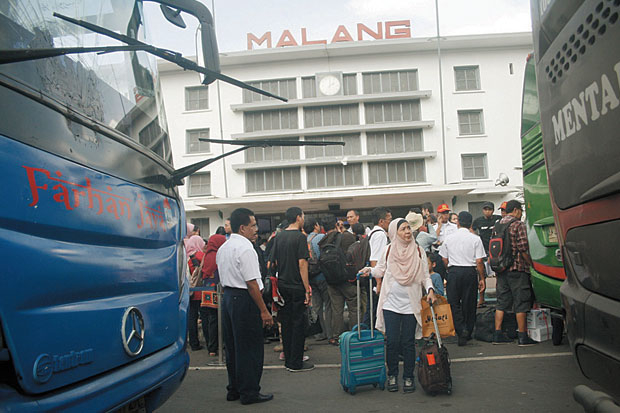 Penumpang KA Dialihkan...