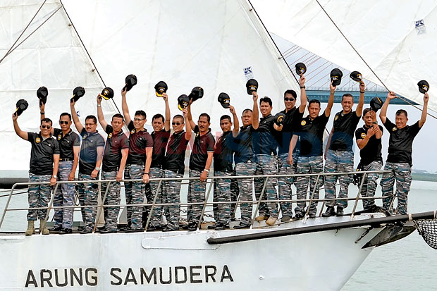 Di Atas KRI Arung Samudera...