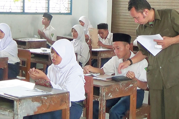 Siswa Numpang UN di...