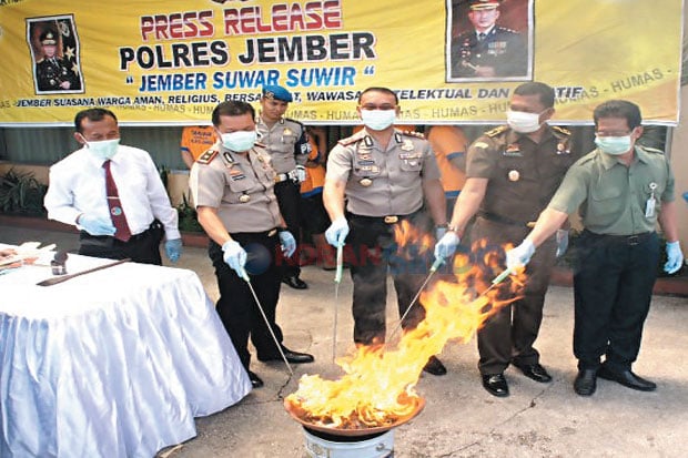 Polres Jember Musnahkan...