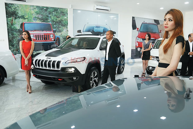 Banjir, Mobil Jeep Jadi...