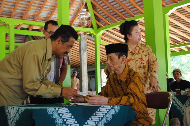 Puluhan Abdi Dalem Keraton...