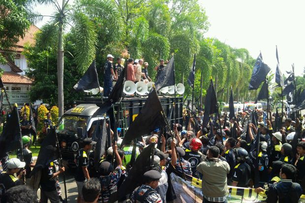Jalan Rusak, Ratusan...