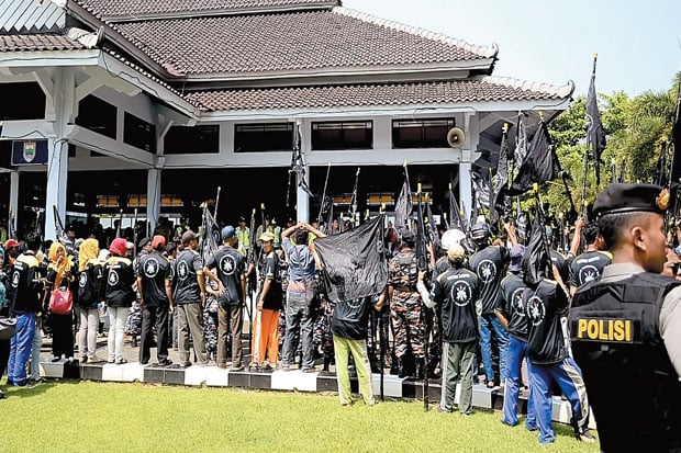 Jalan Rusak, Ratusan...