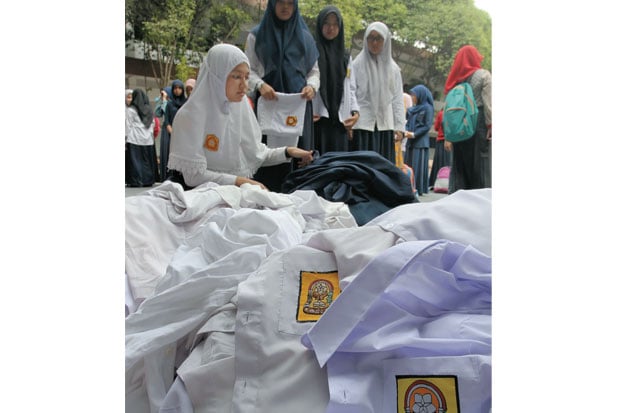 Siswa SMP An Nizam Sumbangkan...