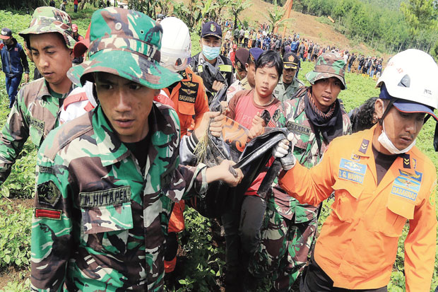 Empat Warga Masih Tertimbun
