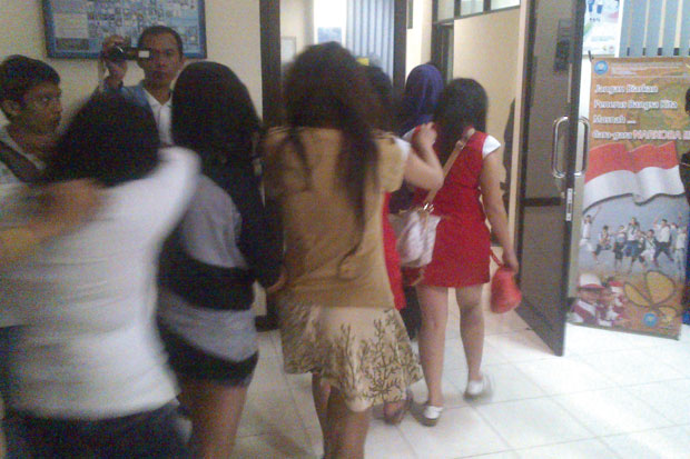 11 Wanita Pelayan Kafe...