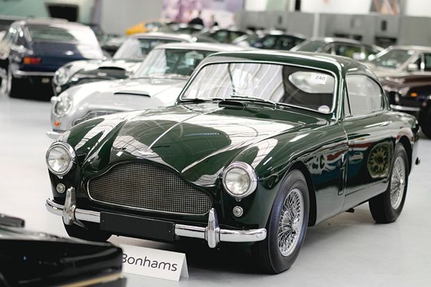 Lelang Mobil Aston Martin...