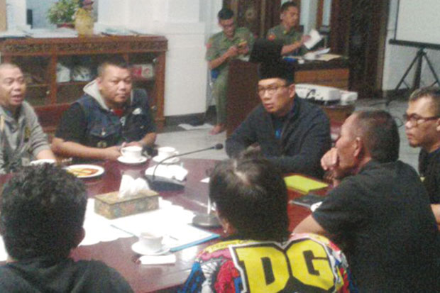Emil Bimbang, Rabu Beri...