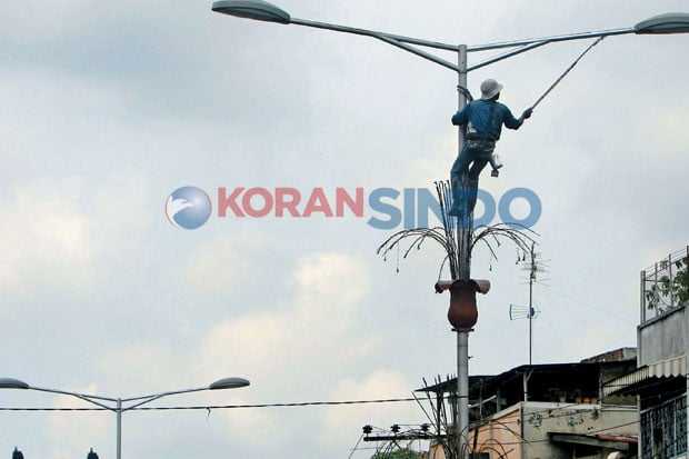 Perawatan Lampu PJU...