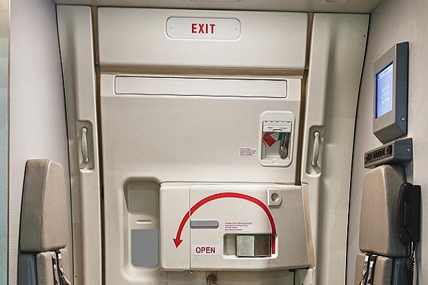 Buka Pintu Pesawat saat...