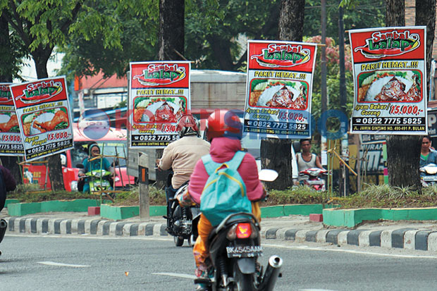 Pohon Dipenuhi Spanduk