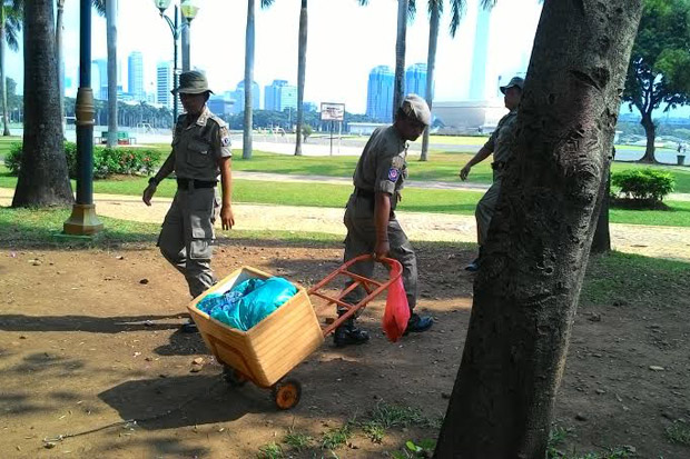 Razia Bocor, Monas Mendadak...