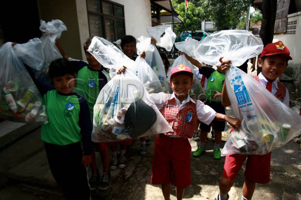 Nabung sampah, Bocah...