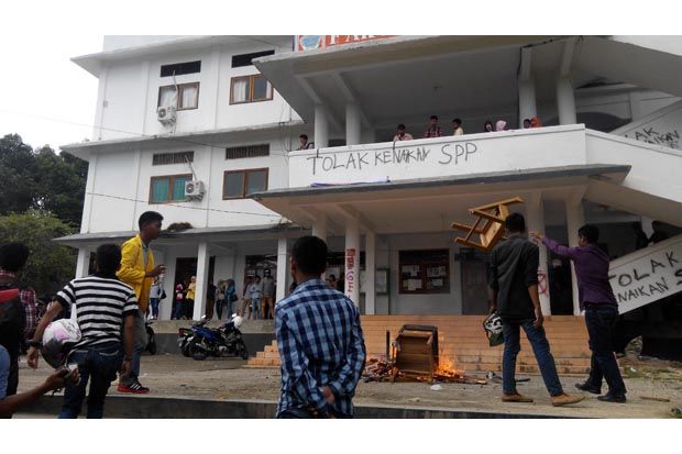 Mahasiswa Ini Bakar...
