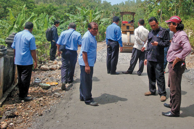 Warga Protes Aspal Jalan...