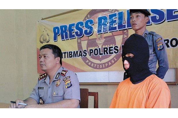 Buruh Kayu Cabuli Pelajar...