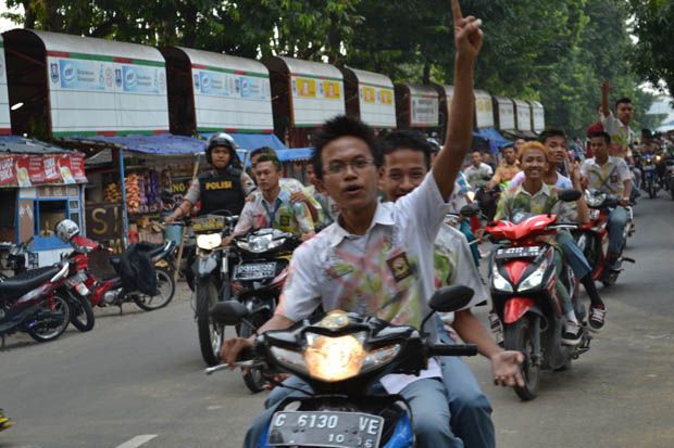 Rayakan Kelulusan, Pelajar...