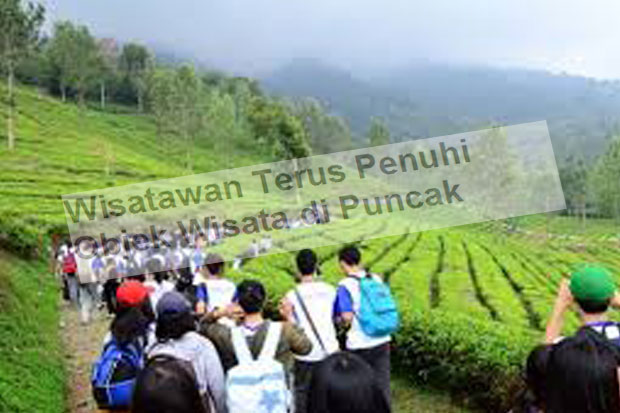 Wisatawan Terus Penuhi...