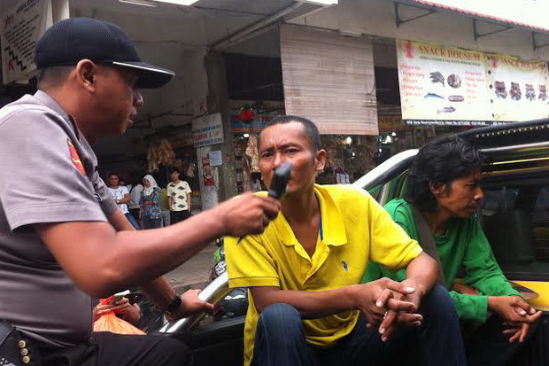 Telanjang Dada Bawa...