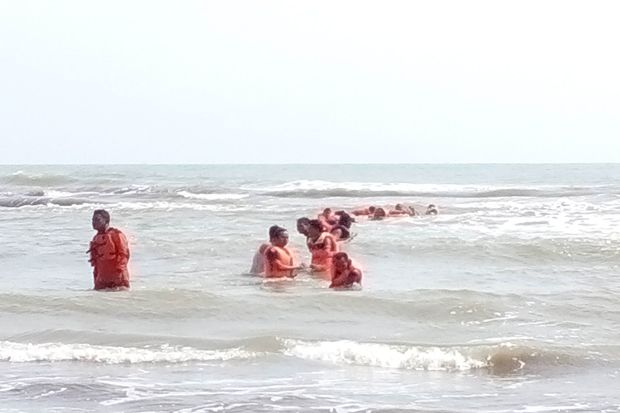 Menolong Teman, Pelajar...