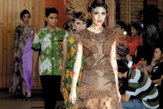 Busana Unik Berbahan...