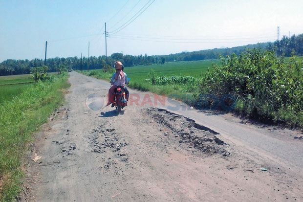 Jalan Rusak, Akses Warga...