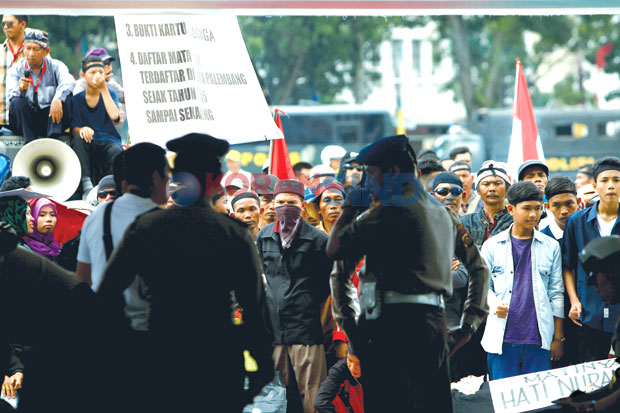 Ancam Segel Kantor Lurah