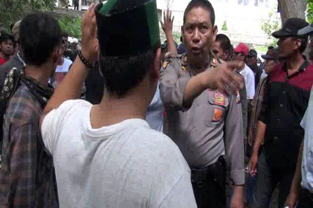 Tolak Kepala Desa Bermasalah,...