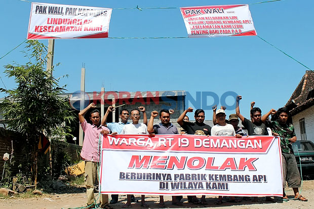 Warga Tolak Pabrik Mercon