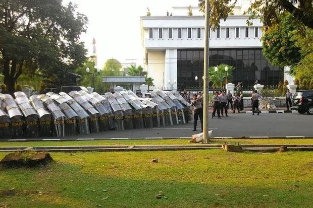 Lempar Batu, Demo di...
