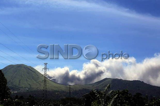 Gunung Lokon Meletus