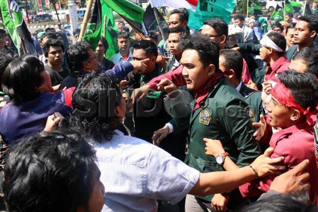 Demo Harkitnas di Semarang,...