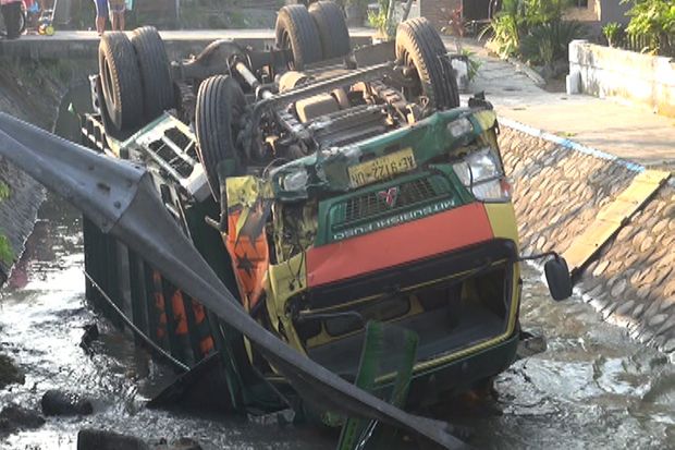 Sopir Mengantuk, Truk...