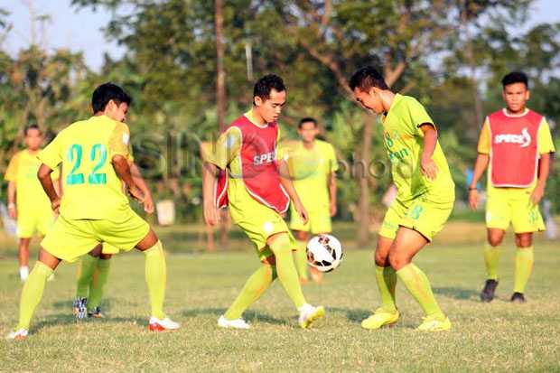 Pelatih Persebaya Tak...